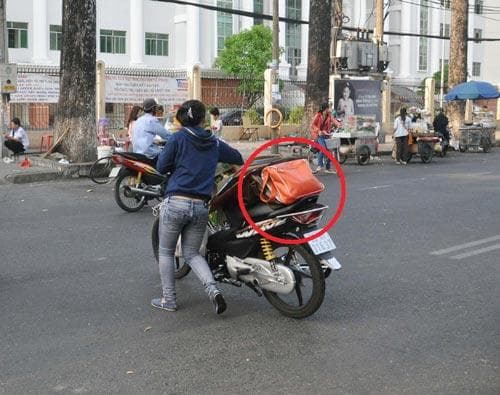 Cảnh giác để không bị giật túi xách