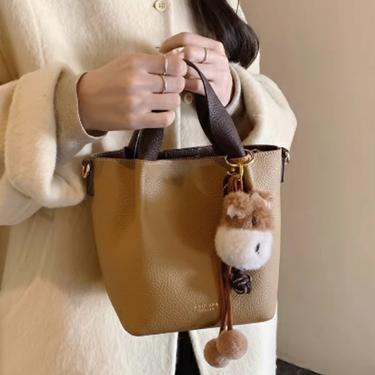 Túi Xách Nữ Da Kiểu Xô Quai Nâu Phối Charm Gấu