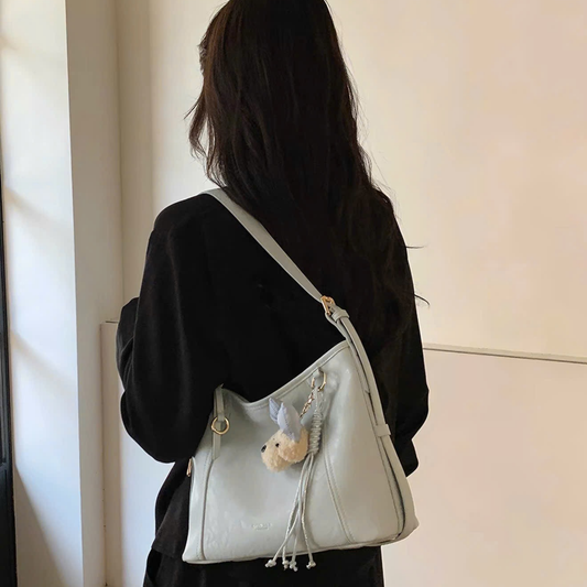 Túi Xách Nữ Form Vuông Trơn Phối Charm Gấu